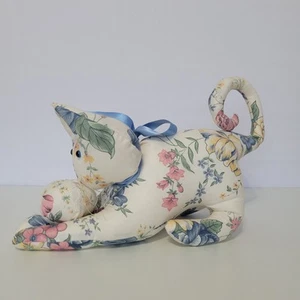 Vintage Fabric Cat Playing w Ball Stuffed Plush Multicolor Floral Blue Ribbon - Bild 1 von 12