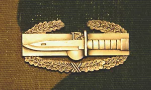 US ARMY COMBAT ACTION BADGE; REGULATION FULL SIZE, OXIDIZED SILVER FINISH - Bild 1 von 1