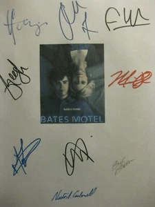 Script TV firmato Bates Motel X9 Vera Farmiga Freddie Highmore Max Thieriot repnt - Foto 1 di 1