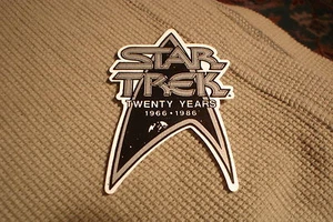 Vintage Star Trek 20th Anniversary Plastic Badge Pin 1966-1986 - Bild 1 von 4