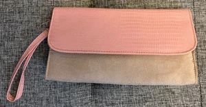 REALIDADES ~ Bolso sin asas ROSA IMITACIÓN CUERO Y GAMUZA BEIGE - MUÑEQUERA. "9""x 5""" - Imagen 1 de 3