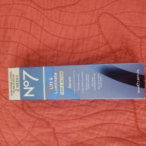 Suero facial triple acción No7 Lift & Luminate - 1,69 fl oz 50 ml - Imagen 1 de 1
