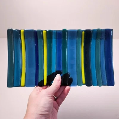 Plato de baratija de vidrio fundido acanalado multicolor azul verde amarillo firmado por artista Foto 1 de 4