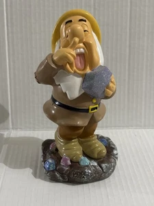 2025 SNEEZY ~ Estatua de gnomo de jardín brillante de Blancanieves y siete enanitos Disney 8” - Imagen 1 de 7