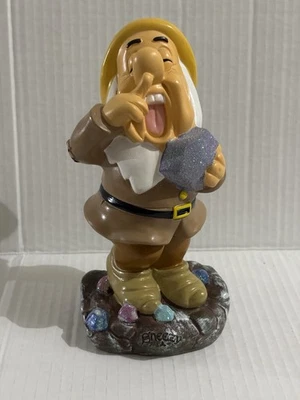 2025 SNEEZY ~ 迪士尼白雪公主和七个小矮人 8 英寸闪光花园侏儒雕像 — 第 1/4 张图片