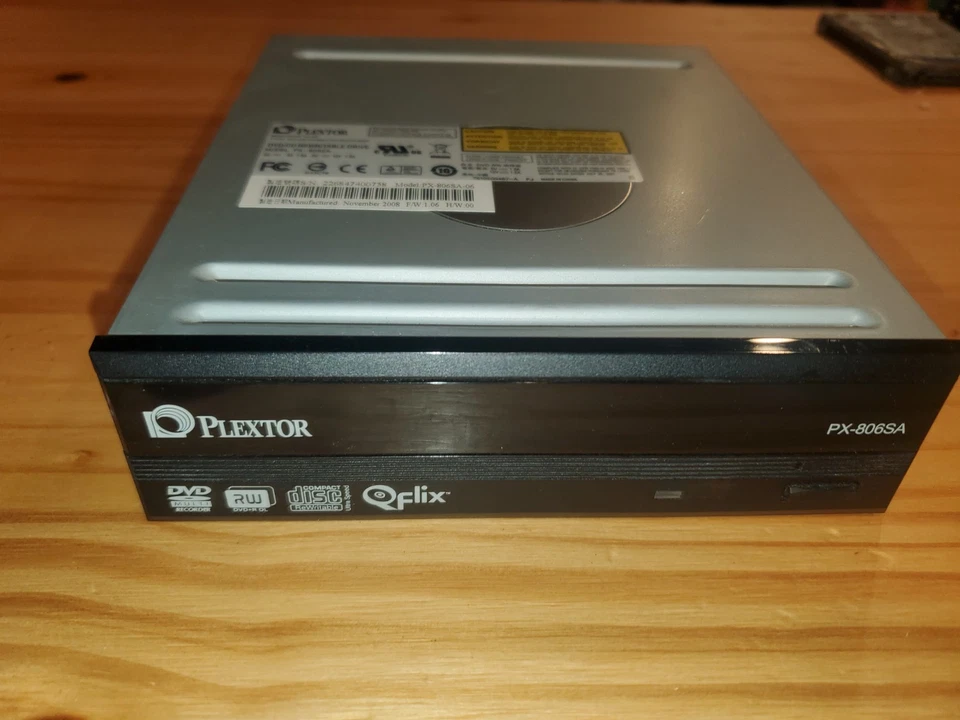 Plextor PX-806SA 20x ATA 2Mb Cache 5.25-Inch Internal Black DVD±RW Multi Drive - Image 1 of 3