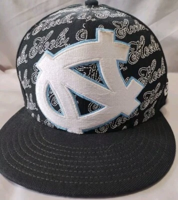 Carolina del Norte Tacones Alquitranados Gorra Ajustada 7 3/8 Negro Azul UNC New Era 59fifty Hombres Foto 1 de 4