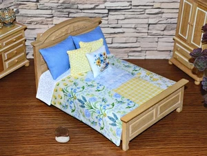 Colcha edredón miniatura para casa de muñecas 1:12 con 5 almohadas hecho a mano edredón sintético - Imagen 1 de 5