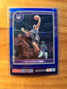 2024-2025 NBA Hoops De’Aaron Fox Blue Scope 32/99 Sacramento Kings  - Bild 1 von 2