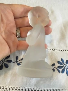 Kleines Milchglas Mädchen sagt ihr Weihnachtsgebet - Bild 1 von 3