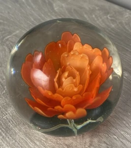 Vintage Flower Orange Lotus Gardenia Art Glass Hand Blown Paperweight - Imagen 1 de 6