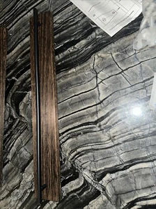 Gafas de sol de madera oscura de metal negro estantes de almacenamiento colgantes de vidrio montados en la pared 14x2 - Imagen 1 de 2