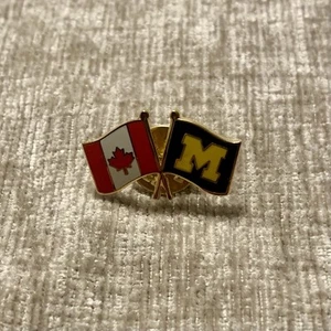 University Of Michigan And Canadian Flag Lapel Pin Gold Tone - Picture 1 of 3
