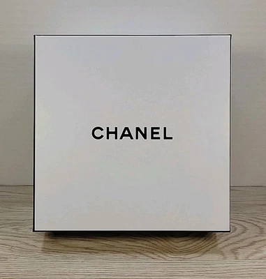 Auténtica Caja de Regalo Cuadrada CHANEL Original Blanco y Negro 8.5" x 8.5" x 3.5" Vacía Foto 1 de 4