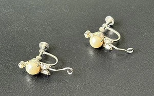 Vintage 1950s Faux Pearl Screw-Back Earrings with Rhinestones & Swirl Stem - Bild 1 von 2