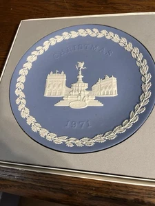 BONITO PLATO NAVIDAD VINTAGE AZUL MADERA CUÑA 1971 CON ENVÍO GRATUITO - Imagen 1 de 3