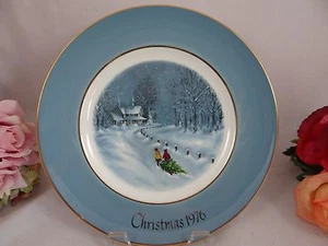 Vintage Avon Christmas Plate 1976 Bringing Home The Tree Brand New - Picture 1 of 4
