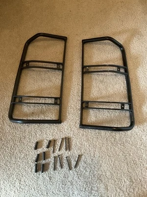 99-04 LAND ROVER DISCOVERY 2 II JUEGO DE PROTECTORES DE LÁMPARA DE LUZ TRASERA DE METAL Foto 1 de 4