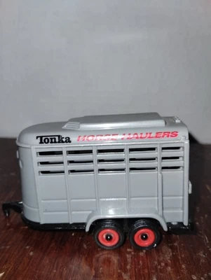 Remolque para transporte de caballos Tonka Maisto con puerta móvil para caballos escala 1:64 Hasbro 2000 Foto 1 de 3