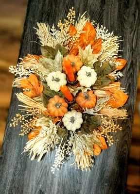 Centro de mesa Fall en colores neutros montado en bandeja de madera de arce. Foto 1 de 2