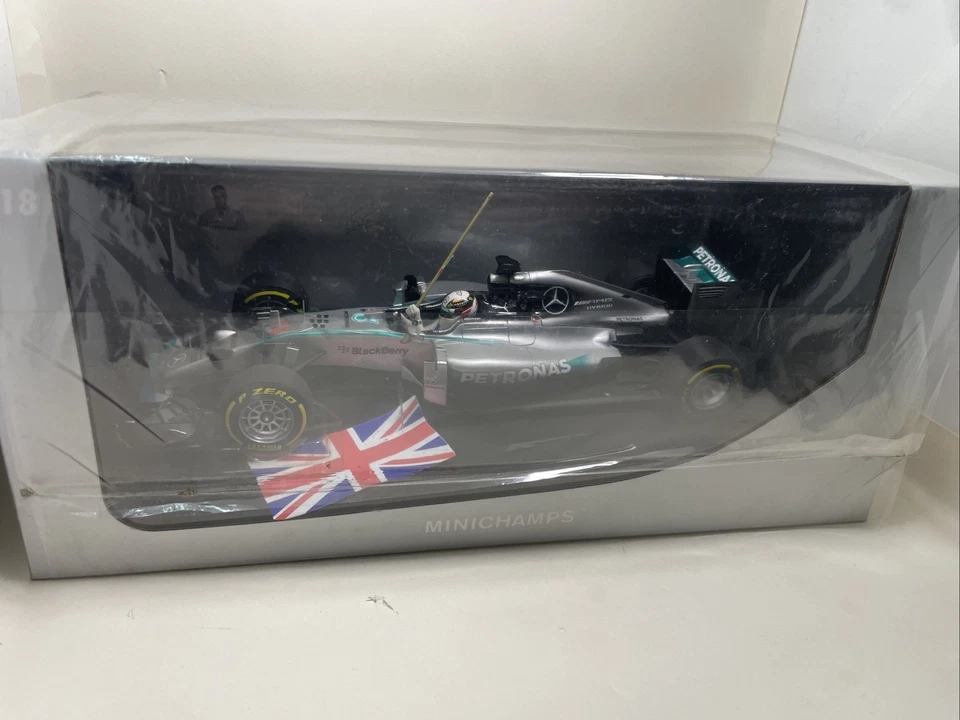 MINICHAMPS Mercedes AMG Petronas F1 Team Lewis Hamilton Abu Dhabi GP 2014 1:18 - - Photo 1/3