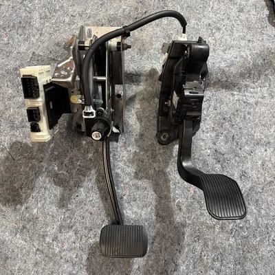 Juego de 2 pedales de freno y acelerador de gasolina Lincoln Navigator 2018-2021 OEM Foto 1 de 4