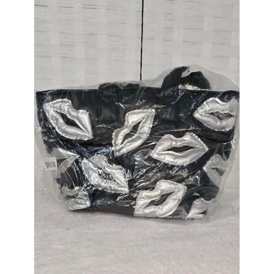 Wildfox 黑色托特包银色嘴唇蓬松绗缝新奇随身包 — 第 1/3 张图片