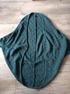 Tannengrüne Strickjacke ohne Ärmel von Opus Gr. onesize - Bild 1 von 3