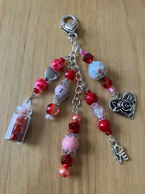 Llavero Hecho a Mano Cartera Mochila o Libro Dije Corazones Cuentas Rojo Rosa (2) Foto 1 de 4