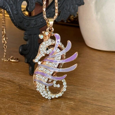 Collar colgante Betsy Johnson lavanda esmalte y diamantes de imitación caballito de mar Foto 1 de 4