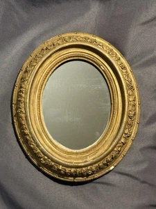 Antiguo marco ovalado de madera tallada y yeso pintado dorado del período victoriano con espejo - Imagen 1 de 11