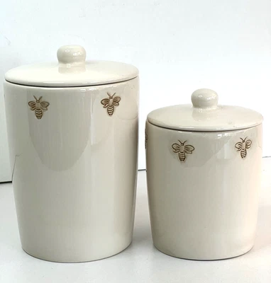 "Juego de (2) botes/frascos de cerámica Pottery Barn de abeja miel con tapas de 6"" y 5""" Foto 1 de 4