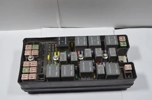 2005-2006 OEM FORD MUSTANG UNDER HOOD ENGINE FUSE BOX & RELAYS 6R3T-14K001-DA - Foto 1 di 11