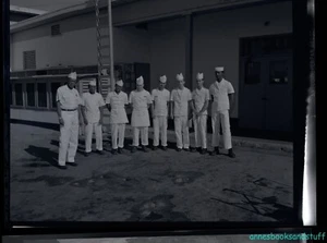 schwarz-weiß negativ - März Air Force Base CA * Servicemann kocht - Bild 1 von 3