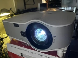 Proyector LCD NEC NP3250W 4000 lúmenes 720p 576 horas probado bueno sin control remoto - Imagen 1 de 12