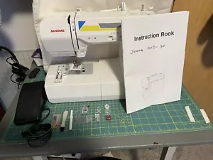 JANOME Sewing Machine 811 Computerized MOD 30 Stitcher Great Condition - Picture 1 of 8
