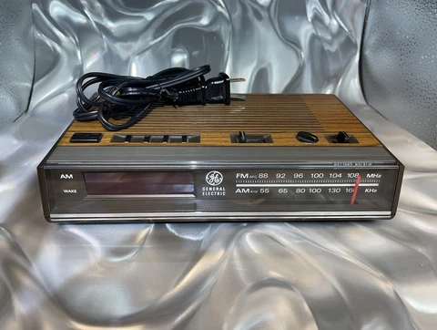 vintage clock radio 70s model #7-4624B wood grain design ,compact size Cover