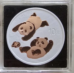 MDS CHINA 10 YUANES 2022 "40 AÑOS ACUÑACIÓN DE MONEDA PANDA", PLATA + COLORACIÓN PARCIAL - Imagen 1 de 2