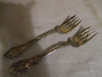 DOS TENEDORES DE CARNE PLATEADOS--UN DISEÑO DE UVA--UNO CON DISEÑO DE PERGAMINO Foto 1 de 4