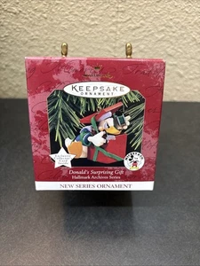 Hallmark Keepsake Ornament ~ Donald's Surprising Gift ~ serie archivi #1-1997 nuovo con scatola - Foto 1 di 3