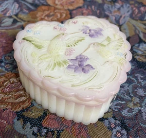 Caja de baratija de vidrio vintage con forma de corazón de colibrí Fenton - pintada y firmada a mano - Imagen 1 de 7