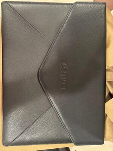 Leatherology Laptop Sleeve - Premium Collection - Black Leather - Initial Canon - Photo 1/5