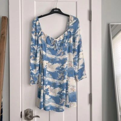 Мини-платье Reformation Sydney Cielo с синим и белым облачным принтом ASO Taylor Swift - Изображение 1 из 4