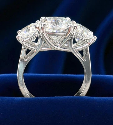 Anillo de compromiso de tres piedras de diamantes con cojín cultivado en laboratorio 4,50 quilates E vs1 IGI 14 k Foto 1 de 4