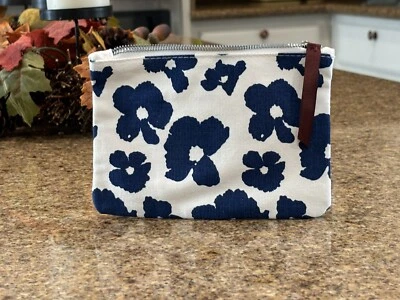 Bolsa de maquiagem IPSY Glam bolsa cosmética nova SOMENTE BOLSA flores brancas e azuis fazem bem - Imagem 1 de 2