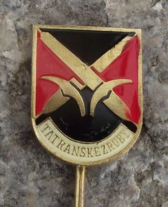 Tatranske Zruby Crossed Swords Czech City Heraldic Crest Shield Pin Badge - Picture 1 of 2