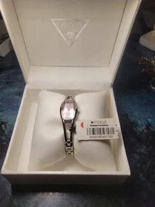 Guess Damenuhr Vintage in Box braucht Batterie rosa Zifferblatt - Bild 1 von 5