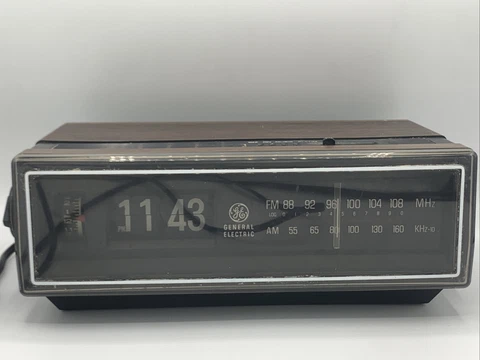 Vintage 1984 General Electric Flip Clock Radio Alarm Clock 7-4305F Working Cover