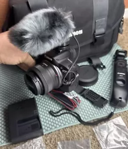 Canon EOS R50 Content Creator Kit con custodia morbida fotocamera Canon zero otturatori - Foto 1 di 24