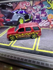 Hot Wheels 2007 Cadillac Escalade Diecast Car - Picture 1 of 7